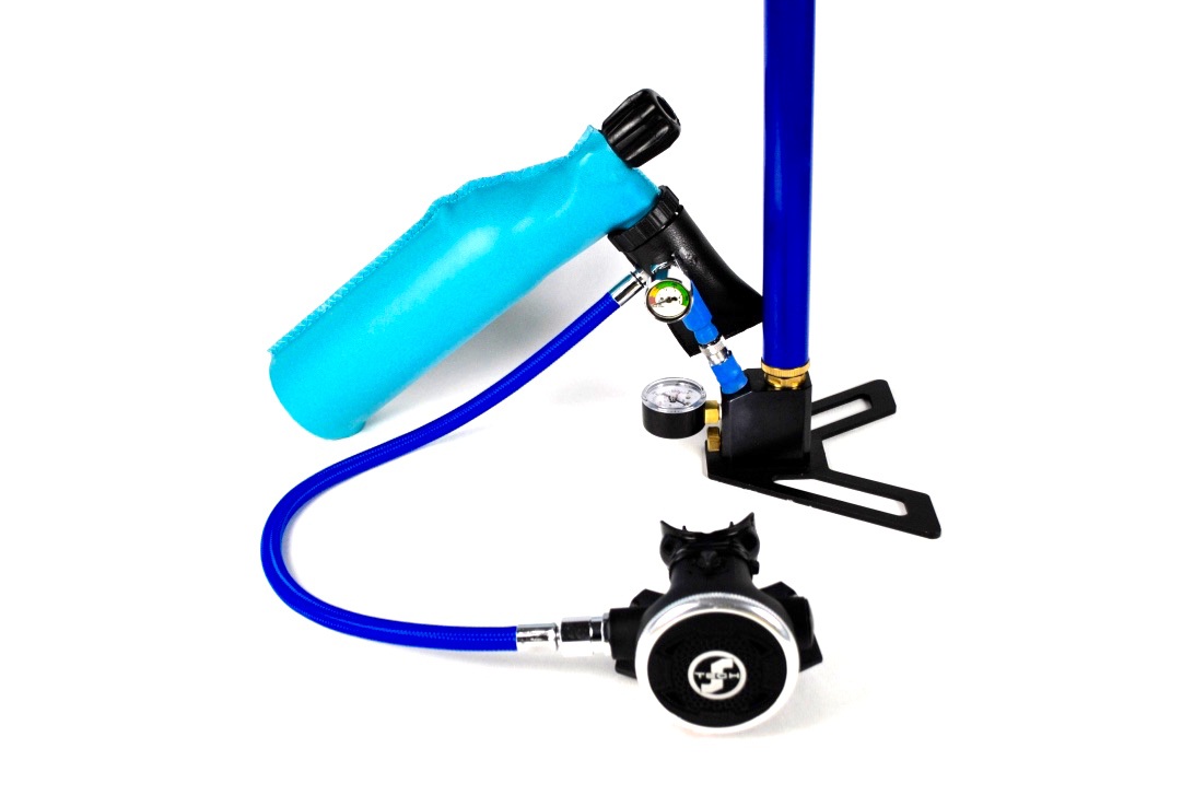 MiniDive mini bouteille de plongée rechargeable avec une pompe manuelle 