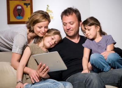 Famille lisant un livre personnalisé sur iPad