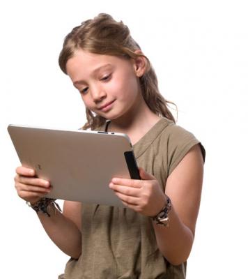 Enfant lisant un conte personnalisé sur ipad