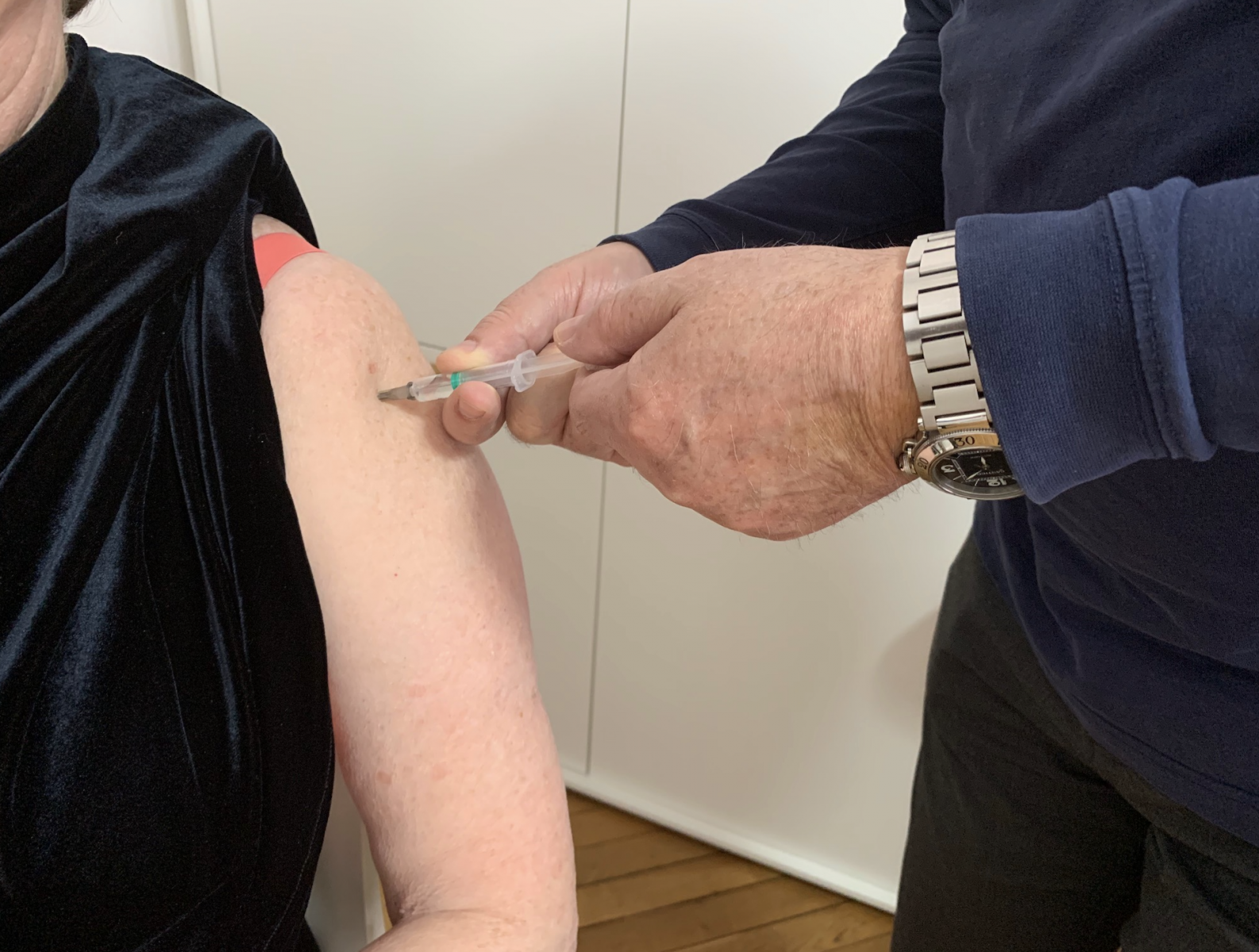 Vaccination intramusculaire : aspiration avec la seringue  