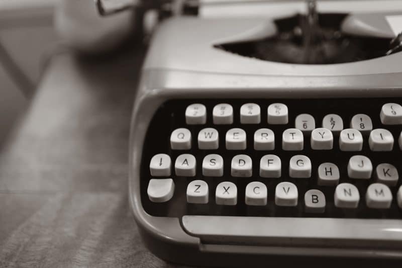 Typografische Buchstaben als Symbol für klare Sprache, SEO und strukturierte Presseinformationen